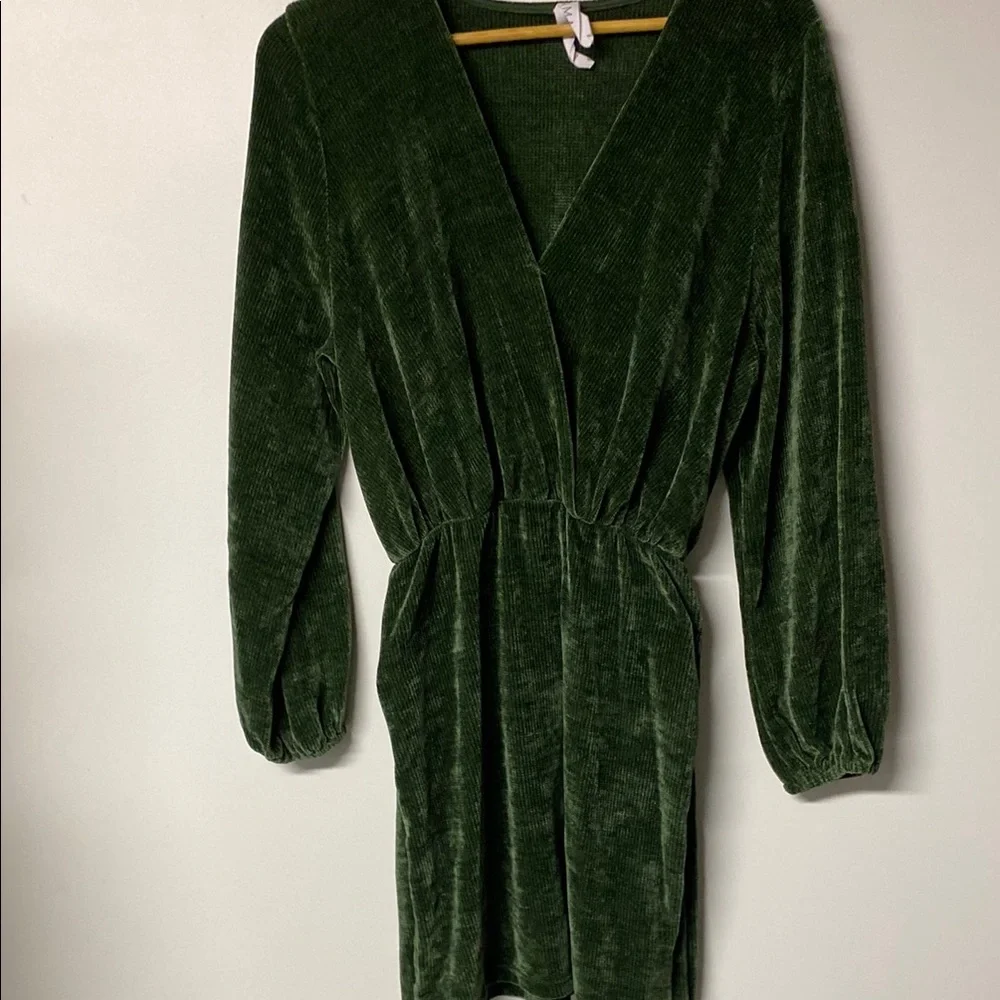 AMADI Elegant Green Velvet Mini Dress - Picture 6 of 11